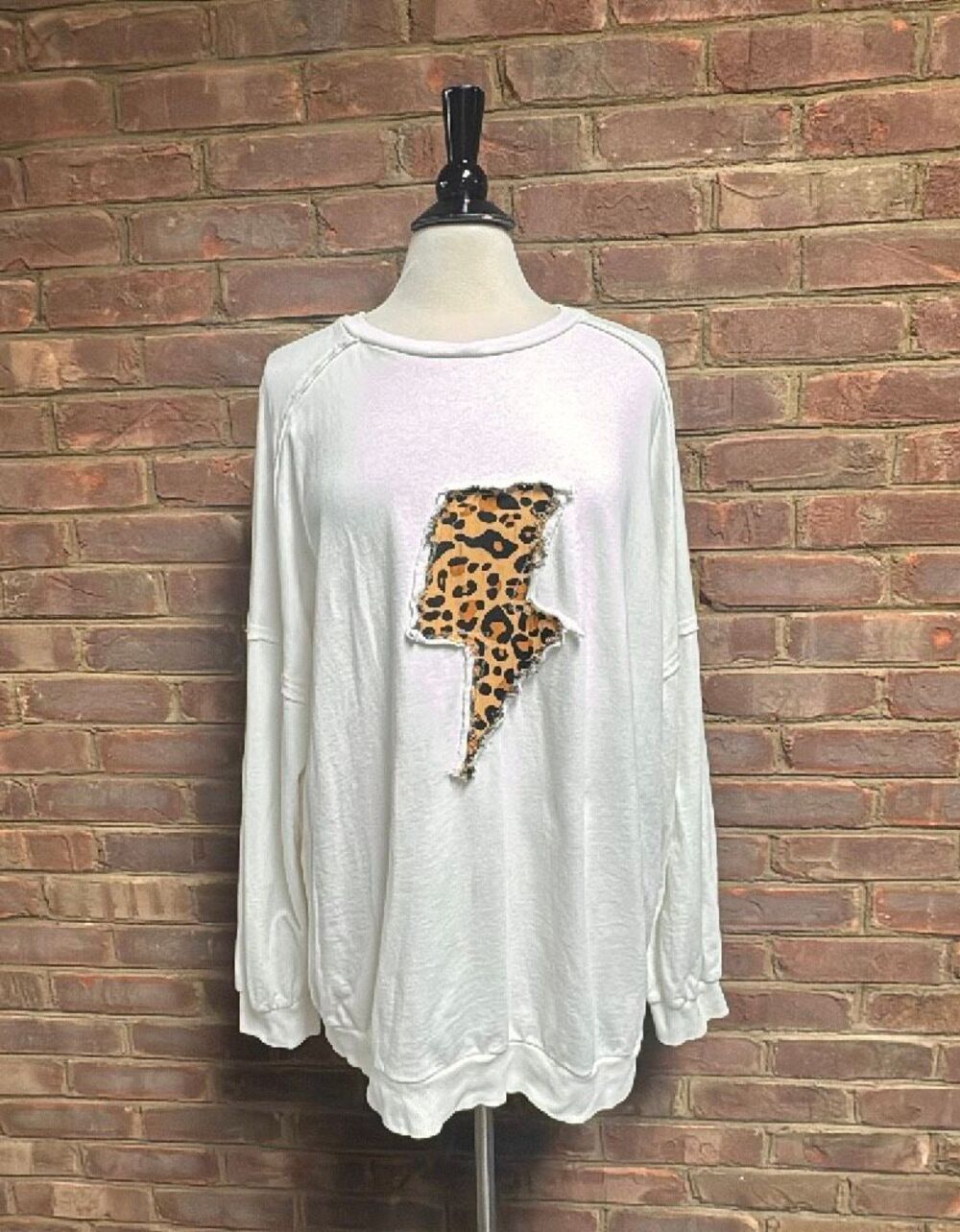 Easel Women’s Cream Chettah Lighting Bolt Crewneck Sweatshirt Sz Large